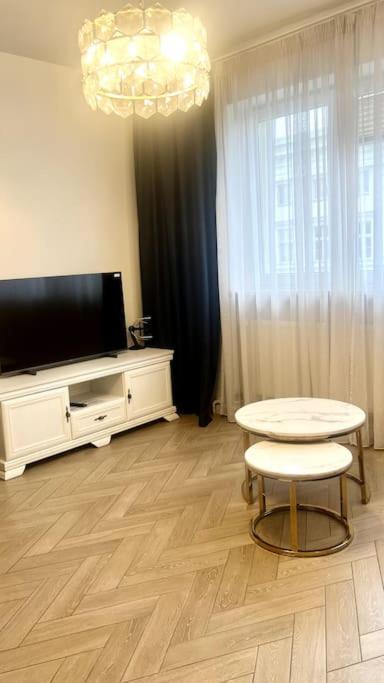 B&W Luxurious Apartment In The Heart Of Wrocław Extérieur photo